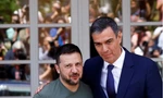 Tổng thống Ukraine Volodymir Zelensky và Thủ tướng Tây Ban Nha Pedro Sanchez trong cuộc gặp ngày 26/5. (Ảnh: Reuters)