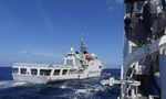 Một tàu hải cảnh Trung Quốc đi gần tàu BRP của lực lượng bảo vệ bờ biển Philippines ở Biển Đông. (Ảnh: Reuters)