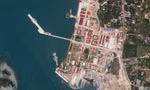 Bức ảnh vệ tinh do Planet Labs PBC chụp vào ngày 8/5 cho thấy 2 tàu hộ tống của Trung Quốc neo đậu tại căn cứ Hải quân Ream của Campuchia trên Vịnh Thái Lan. (Ảnh: AP)