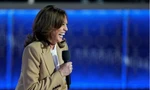 Ứng viên tổng thống đảng Dân chủ Kamala Harris có phần phát biểu ngắn trong ngày đầu tiên Đại hội toàn quốc đảng Dân chủ. (Ảnh: Reuters)