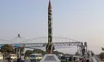 Biểu tượng tên lửa trên đường phố Islamabad, Pakistan. (Ảnh: Reuters)