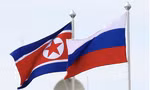 Quốc kỳ Nga và Triều Tiên. (Ảnh: Reuters)