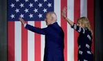 Tổng thống Mỹ Biden và phu nhân vẫy tay chào sau cuộc vận động ở bang Bắc Carolina ngày 28/6. (Ảnh: Reuters)