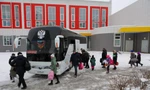 Trẻ em được chuyển đến một trung tâm văn hóa ở vùng Voronezh sau đợt tấn công của Ukraine ngày 10/1. (Ảnh: Reuters)