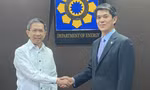 Đại sứ Nhật Bản tại Philippines Kazuya Endo (phải). (Ảnh: Daily Tribune)