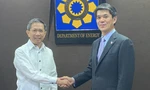 Đại sứ Nhật Bản tại Philippines Kazuya Endo (phải). (Ảnh: Daily Tribune)