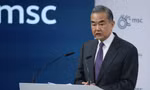 Ngoại trưởng Trung Quốc Vương Nghị phát biểu tại Hội nghị an ninh Munich ngày 17/2. (Ảnh: Getty)