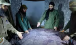 Trong bức ảnh công bố năm 2016, Abu Mohammed al-Golani (thứ hai từ bên phải), thủ lĩnh của chi nhánh al-Qaeda tại Syria, đang bàn tình hình chiến trường với các chỉ huy ở Aleppo, Syria. (Ảnh: AP)