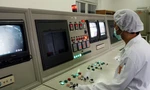 Một kỹ thuật viên Iran làm việc trong phòng điều khiển tại cơ sở uranium ở Isfahan. (Ảnh: Reuters)