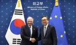Ngoại trưởng Hàn Quốc Cho Tae-yul và quan chức phụ trách đối ngoại EU Josep Borrell trong cuộc đối thoại tại Seoul ngày 4/11. (Ảnh: Reuters)
