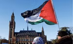 Những người ủng hộ Palestine tập trung bên ngoài trụ sở ICJ trước khi toà ra phán quyết. (Ảnh: Reuters)