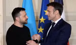 Tổng thống Pháp Emmanuel Macron đón người đồng cấp Ukraine Volodymir Zelensky tại Elysee Palace ngày 16/2. (Ảnh: Reuters)