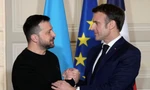 Tổng thống Pháp Emmanuel Macron đón người đồng cấp Ukraine Volodymir Zelensky tại Elysee Palace ngày 16/2. (Ảnh: Reuters)