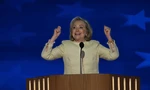 Cựu Ngoại trưởng Mỹ Hilary Clinton phát biểu tại Đại hội toàn quốc của đảng Dân chủ tối 19/8. (Ảnh: CNN)