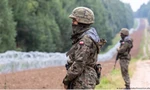 Lính Ba Lan đứng gác ở biên giới với Belarus. (Ảnh: almayadeen)