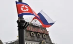 Quốc kỳ Nga và Triều Tiên tung bay trên đường phố gần ga xe lửa trong chuyến thăm của nhà lãnh đạo Triều Tiên Kim Jong Un tới Vladivostok, Nga, năm 2019. (Ảnh: Reuters)