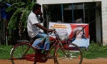 Một người đàn ông đạp xe ngang qua tấm áp phích in chân dung Phó Tổng thống Mỹ Kamala Harris tại Thulasendrapuram, nơi sinh của ông ngoại bà Harris, ngày 4/11. (Ảnh: Reuters)