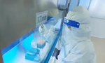 Nhân viên Phòng khám đa khoa Hoàn Hảo lấy mẫu xét nghiệm SARS-CoV-2 bằng kỹ thuật Realtime RT-PCR