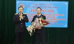 Tổng cục trưởng Tổng cục Hải quan Nguyễn Văn Cẩn trao quyết định bổ nhiệm, tặng hoa cho tân Cục trưởng Hải quan Bắc Ninh Trần Đức Hùng