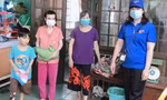 Bà Ngọt (thứ 2 phải qua) xúc động khi nhận quà từ chương trình "Siêu thị 0 đồng"
