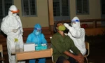 Ngành Y tế Đắk Lắk lấy mẫu test nhanh COVID-19 cho người dân vùng dịch