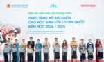 Honda Việt Nam trao tặng mũ bảo hiểm cho học sinh lớp Một phía Nam năm học 2024–2025