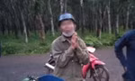Bị bắt quả tang trộm sầu riêng, người đàn ông chắp tay xin lỗi 