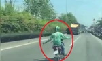 Clip: Thanh niên vừa đi xe máy vừa buông hai tay 'làm xiếc' trên đường