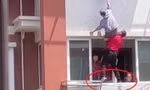 Clip: Thót tim cảnh giải cứu cụ bà ngã khỏi ban công tầng 4