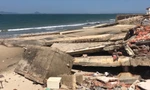 Bãi biển Cửa Đại tan hoang vì sạt lở