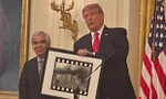 Nick Út bị tấn công, máy ảnh bị đập nát sau khi được ông Trump trao huân chương