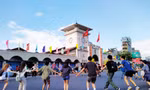 Du khách phấn khích khi tới chợ Bến Thành 
