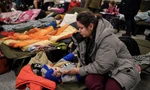 Một bà mẹ đang cho con bú trong khu dành cho người tị nạn từ Ukraine sang Ba Lan. (Ảnh: CNN)