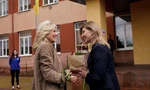 Đệ nhất phu nhân Mỹ Jill Biden tặng hoa cho Đệ nhất phu nhân Ukraine Olena Zelenska. (Ảnh: Reuters)