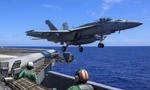 Một chiếc F/A-18E cất cánh từ boong tàu sân bay USS Abraham Lincoln hồi tháng 5. (Ảnh: US Navy)