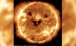Bức ảnh chụp Mặt trời trông như đang cười. (Ảnh: NASA)