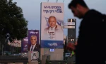 Chân dung các ứng viên thủ tướng Israel được treo ở Tel Aviv ngày 27/10. (Ảnh: Reuters)