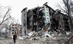 Một tòa chung cư tan hoang ở Mariupol ngày 17/4. (Ảnh: Reuters)