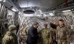 Một lô vũ khí và thiết bị quân sự được Anh gửi cho Ukraine ngày 9/2. (Ảnh: Reuters)