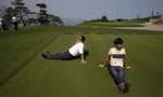 Du khách ngồi chơi trên sân golf thuộc khu nghỉ dưỡng núi Kim Cương hồi năm 2011. (Ảnh: Ap)