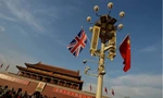 Quốc kỳ của Trung Quốc và Anh được treo trước quảng trường Thiên An Môn trong một sự kiện ngoại giao. ̣Ảnh: Reuters)