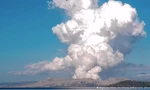 Núi lửa Taal đã phun 2 cột khói bụi khổng lồ. (Ảnh: Reuters)
