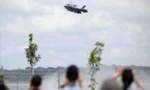 Một chiếc tiêm kích tàng hình F-35B của Mỹ biểu diễn trong triển lãm phòng không Singapore ngày 15/2. (Ảnh: Reuters)