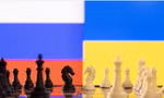 Hình ảnh một bàn cờ trên nền quốc kỳ của Nga và Ukraine
