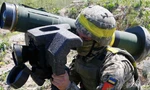 Một lính Ukraine vác tên lửa Javelin trong lúc tập trận. (Ảnh: Reuters)