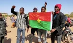 Người biểu tình cầm cờ Burkina Faso trong cuộc biểu tình ở thủ đô Ouagadougou ngày 23/1 để ủng hộ binh lính nổi dậy. (Ảnh: Reuters)