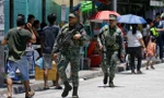Binh lính Philippines được huy động xuống phố trong ngày tổng tuyển cử. ̣(Ảnh: Reuters)