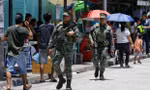 Binh lính Philippines được huy động xuống phố trong ngày tổng tuyển cử. ̣(Ảnh: Reuters)