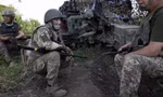 Binh lính Ukraine trên chiến trường. (Ảnh: NYT)