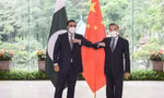 Ngoại trưởng Trung Quốc Vương Nghị đón người đồng cấp Pakistan Bilawal Bhutto Zardari tại Quảng Châu ngày 22/5. (Ảnh: Xinhua)